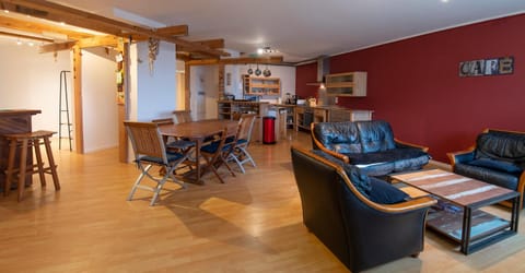 Kitchen or kitchenette, Living room, Seating area, Dining area