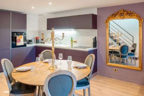 Kitchen or kitchenette, Dining area