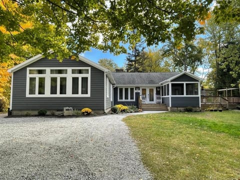 In Union Pier! By Beach with 5 bedrooms, jacuzzi, yard House in Michigan