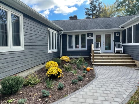 In Union Pier! By Beach with 5 bedrooms, jacuzzi, yard House in Michigan