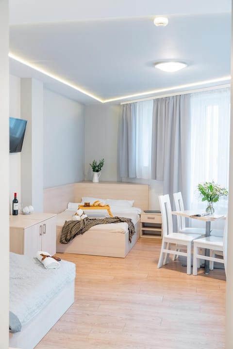 Bed, TV and multimedia, Photo of the whole room, Bedroom