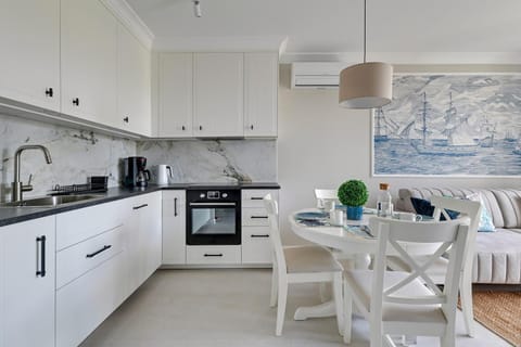 Coffee/tea facilities, Kitchen or kitchenette, Dining area, dishwasher, oven, stove, toaster