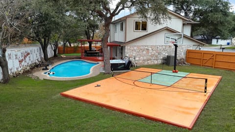 Luxury Escape Pool Sportscourt Games & Theater House in San Antonio