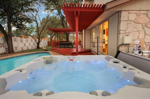 Luxury Escape Pool Sportscourt Games & Theater House in San Antonio