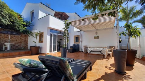 Property building, Garden, Balcony/Terrace, sunbed
