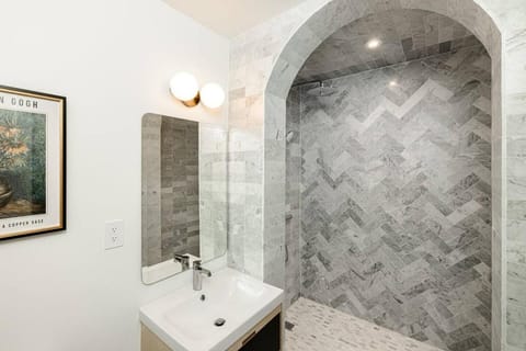 Lux Condo Near Washington Park - Walk Everywhere Apartment in Over The Rhine