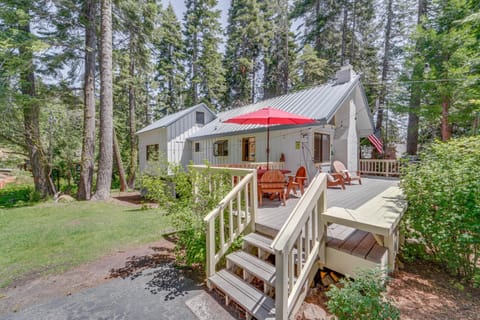 Less Than 2 Blocks to Lake Tahoe Family Home Near Skiing House in Lake Tahoe