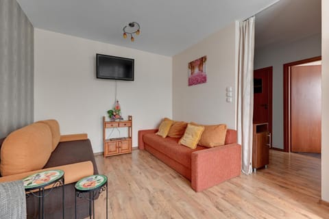 Communal lounge/ TV room, TV and multimedia, Living room, Seating area, Evening entertainment