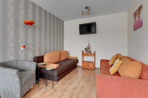 Communal lounge/ TV room, TV and multimedia, Living room, Seating area, Evening entertainment