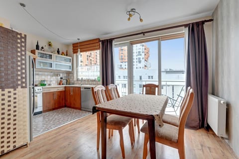 Kitchen or kitchenette, Living room, Seating area, Dining area