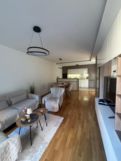 TV and multimedia, Seating area, Dining area