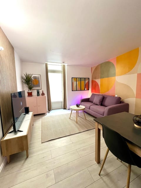 Communal lounge/ TV room, Bed, TV and multimedia, Living room, Seating area