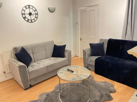 Hometel Digs Local Comfy Property Sleeps 11 Apartment in Leicester