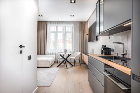 Coffee/tea facilities, Kitchen or kitchenette, Seating area, Dining area