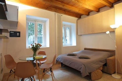 Bed, TV and multimedia, Seating area, Dining area