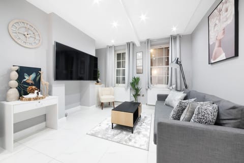 Communal lounge/ TV room, TV and multimedia, Living room, Seating area, Evening entertainment