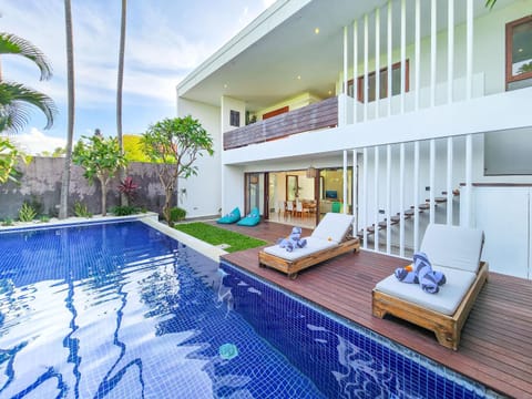 Property building, Pool view, Swimming pool, sunbed
