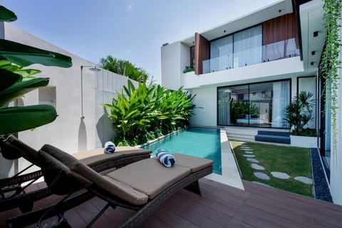 Property building, Day, Pool view, Swimming pool