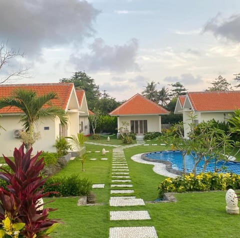 Property building, Day, Garden, Garden view, Pool view, Swimming pool