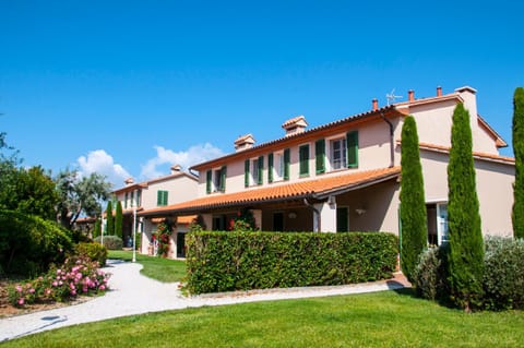 Facade/entrance, Day, Summer, Garden