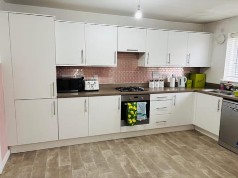 Coffee/tea facilities, Kitchen or kitchenette, dishwasher, oven, stove, toaster