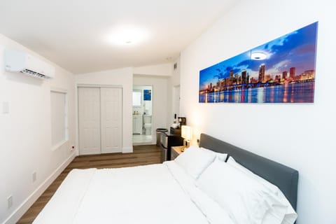 Bed, TV and multimedia, Photo of the whole room, Bedroom, air conditioner