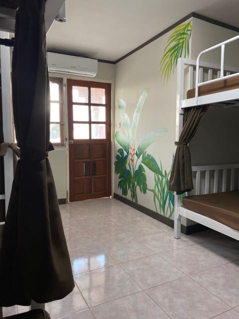 Bed, Photo of the whole room, bunk bed