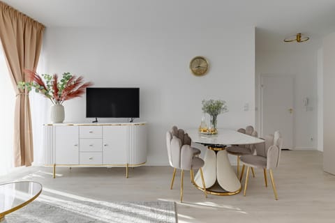 TV and multimedia, Living room, Seating area, Dining area