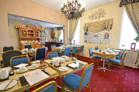 Restaurant/places to eat, Food and drinks, Dining area