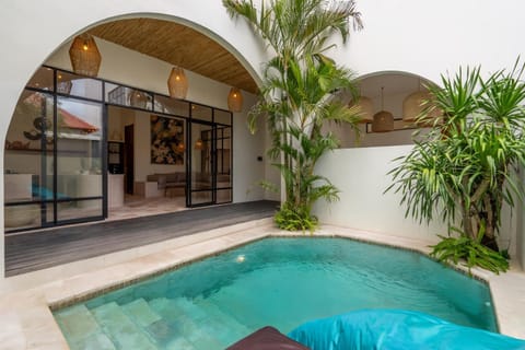 Property building, Day, Swimming pool