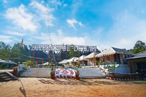 Property building, Facade/entrance, Day