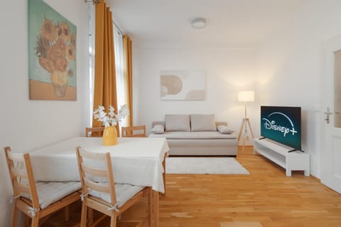 TV and multimedia, Living room, Photo of the whole room, Seating area, Dining area