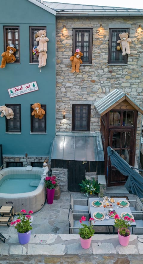 Property building, Patio, Day, Hot Tub, Hot Tub, Swimming pool