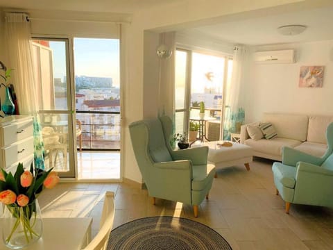 View (from property/room), Balcony/Terrace, Living room
