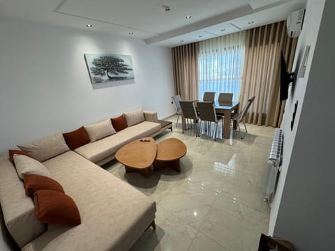 Communal lounge/ TV room, TV and multimedia, Living room, Seating area, Dining area