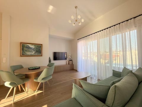 Communal lounge/ TV room, TV and multimedia, Living room, Seating area, Evening entertainment