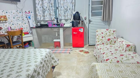 Bed, Kitchen or kitchenette, Photo of the whole room, Dining area, minibar, oven