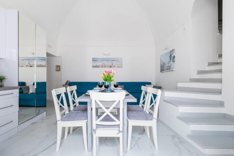 Seating area, Dining area, wardrobe