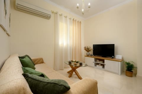 TV and multimedia, Living room, Seating area, air conditioner
