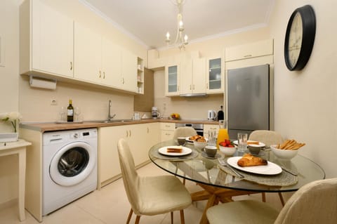 Kitchen or kitchenette, Dining area, oven, stove, washing machine