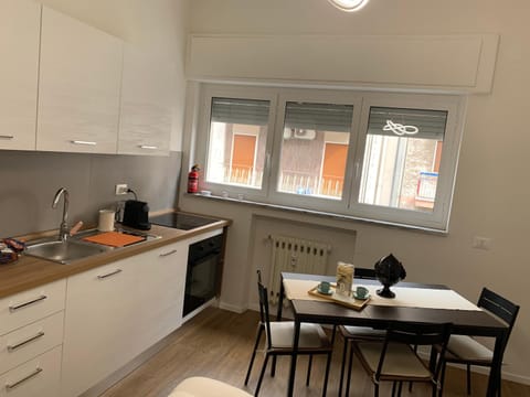 Coffee/tea facilities, Kitchen or kitchenette, Dining area, stove