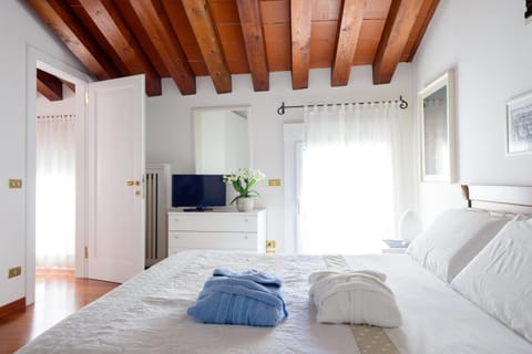 Bed, TV and multimedia, Photo of the whole room, Bedroom, towels