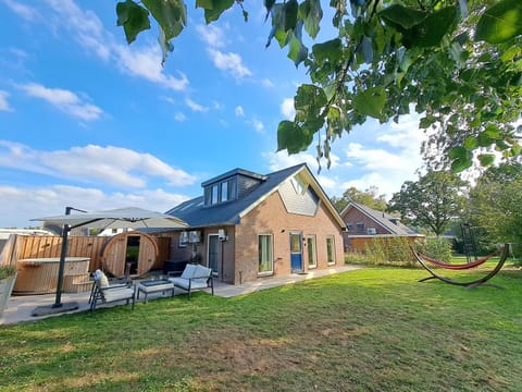 Property building, Garden, Hot Tub, Sauna
