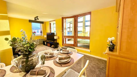 Sunny day new flat with 5 beds Apartment in Scotland