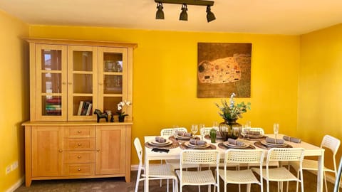 Sunny day new flat with 5 beds Apartment in Scotland