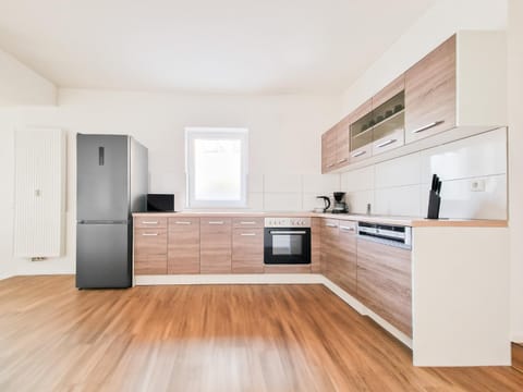 Coffee/tea facilities, dishwasher, microwave, oven, stove, kitchen