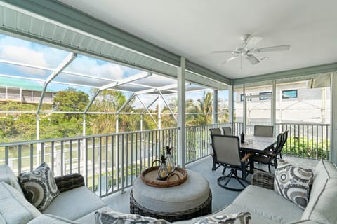 Villa Loriann, Waterfront 4 Bedroom Pool Home with Boat Dock, Sleeps 8 House in North Naples