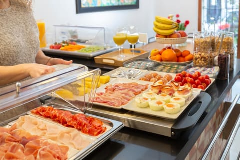 Food and drinks, Buffet breakfast