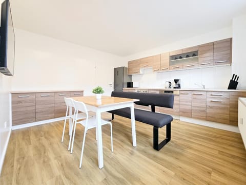 TV and multimedia, Coffee/tea facilities, dishwasher, microwave, oven, stove, kitchen
