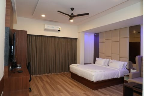 Bed, Photo of the whole room, Bedroom, air conditioner